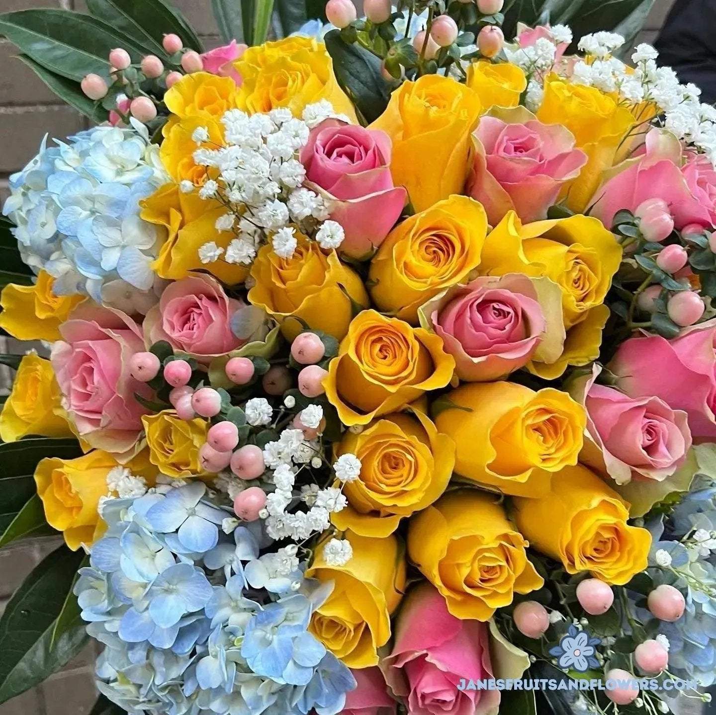 Big Apple Holidays Bouquet - Jane's Fruits And Flowers